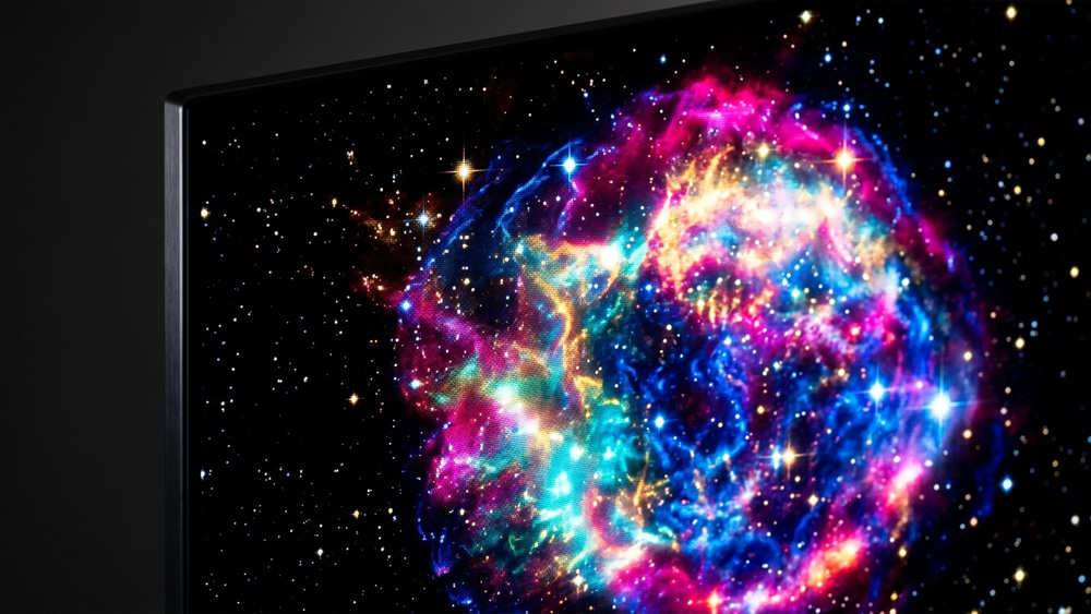 نمایشگر تلویزیون OLED با فناوری HDR که کنتراست بی‌نظیر و عمق رنگ‌های مشکی را در یک فضای کهکشانی به تصویر می‌کشد.