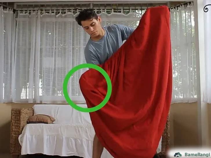 مرتب کردن لبه ها و کش های ملافه تا شده