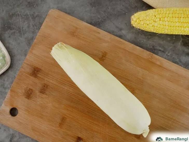 بلال پخته شده با پوست روی تخته کار چوبی