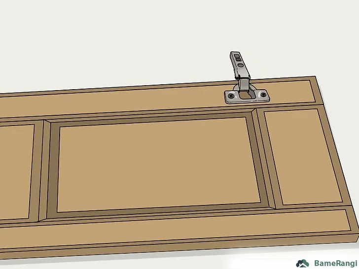 قرار دادن لولای گازور داخل سوراخ ایجاد شده روی درب کابینت