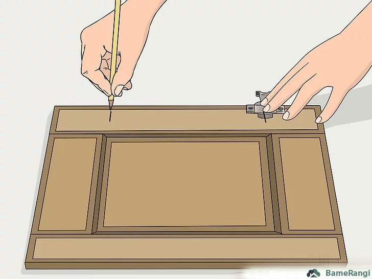 علامت گذاری محل سوراخ کاری لولا روی درب کابینت با مداد