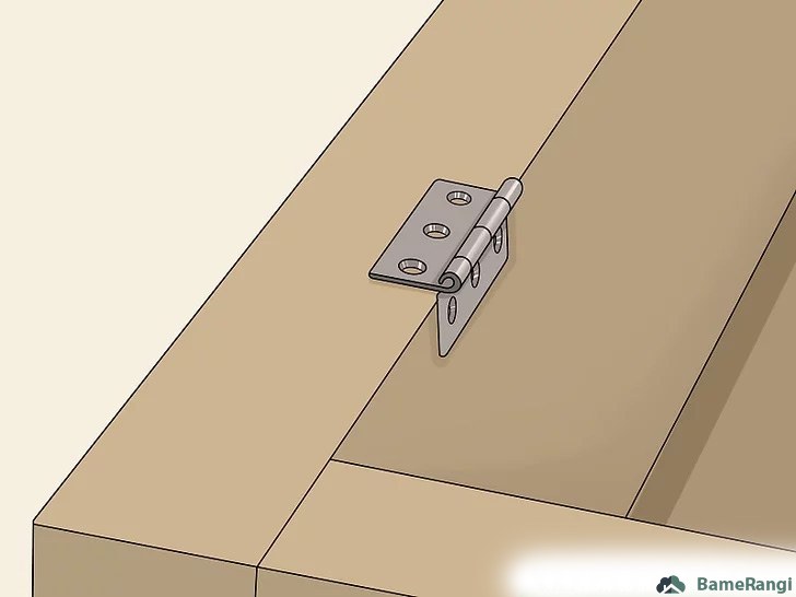 قرار دادن لولای تخت روی لبه درب چوبی کابینت برای تعیین محل نصب