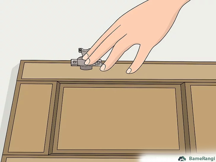 قرار دادن لولای گازور روی درب کابینت برای تعیین محل نصب