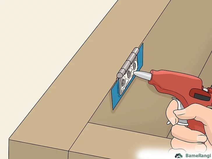 استفاده از چسب حرارتی روی پایه لولای کابینت برای نصب موقت
